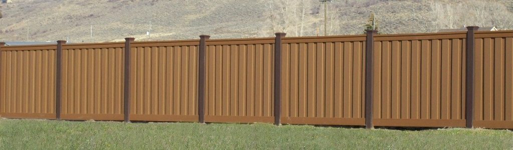 Trex Fence with Dark Brown Posts and Light Brown Pickets