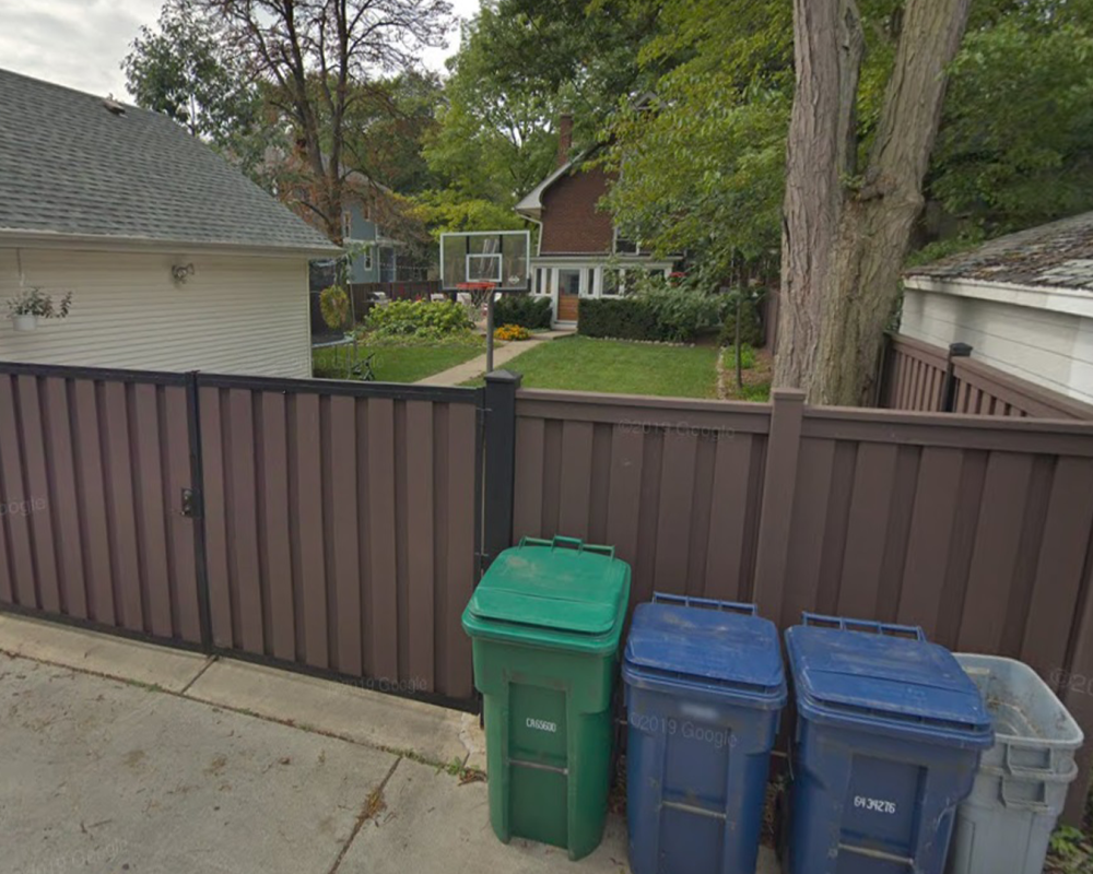 Trex Gates 2 Seclusions WB with a double Gate neighbourhood