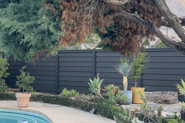 Trex Fencing - Solitudes - Charcoal Black backyard in California - hero 2
